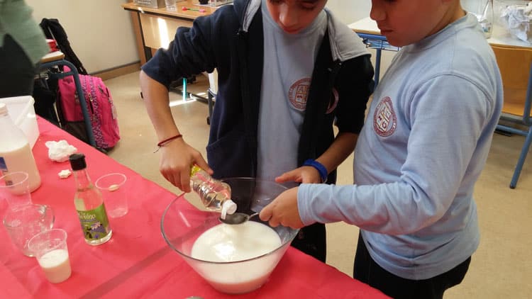 Οι μαθητές του Ομίλου Science δημιουργούν Χριστουγεννιάτικα στολίδια από γάλα και ξίδι!