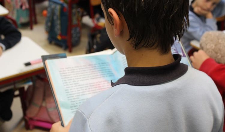 Οι μαθητές της Ε’ Δημοτικού διαβάζουν παραμύθια στους μαθητές της Α’ Δημοτικού