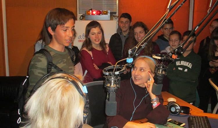 Οι μαθητές του Ομίλου Δημοσιογραφίας στον Ραδιοφωνικό Σταθμό «Αθήνα 9.84»