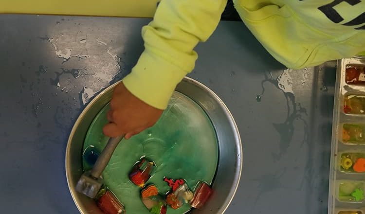 Οι μαθητές του Νηπιαγωγείου «πειραματίζονται» με το νερό