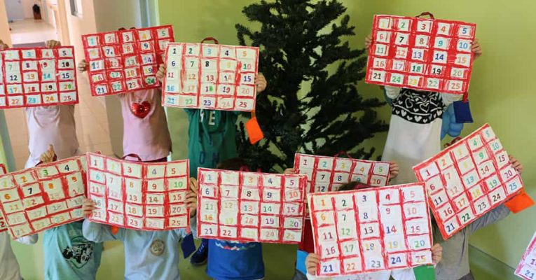 Οι μαθητές του Νηπιαγωγείου δημιουργούν το ημερολόγιο των Χριστουγέννων