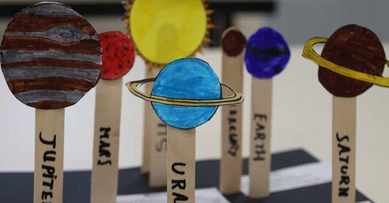 Οι μαθητές της Ε΄ Δημοτικού παρουσιάζουν το ηλιακό σύστημα στο μάθημα των Αγγλικών