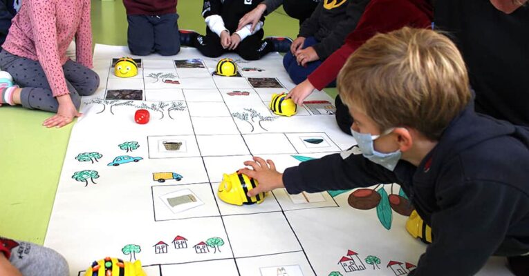 Οι μαθητές του Νηπιαγωγείου «μαζεύουν ελιές» με βοηθούς τα Beebots