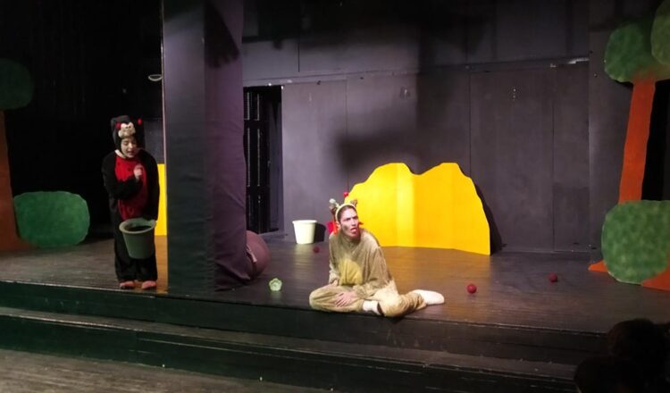Οι μαθητές του Νηπιαγωγείου στη θεατρική παράσταση «Ο Τζίτζικας και ο Μέρμηγκας»