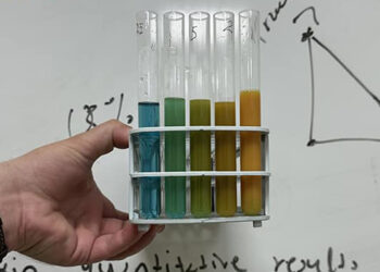 Μαθητές του International A Level Biology εξερευνούν τη βιοχημεία των σακχάρων με πείραμα Benedict’s test