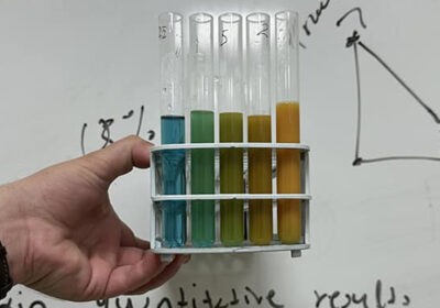 Μαθητές του International A Level Biology εξερευνούν τη βιοχημεία των σακχάρων με πείραμα Benedict’s test