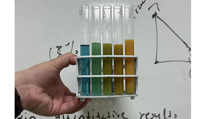Μαθητές του International A Level Biology εξερευνούν τη βιοχημεία των σακχάρων με πείραμα Benedict’s test