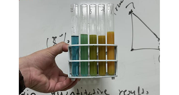 Μαθητές του International A Level Biology εξερευνούν τη βιοχημεία των σακχάρων με πείραμα Benedict’s test