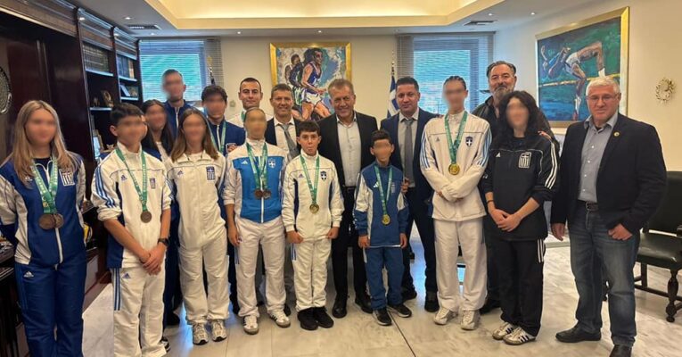 Μαθητής της Εκπαιδευτικής Αναγέννησης, ο Λάμπης Παυλόπουλος, τιμήθηκε από τον Υφυπουργό Αθλητισμού μαζί με την Εθνική Ομάδα Kung Fu
