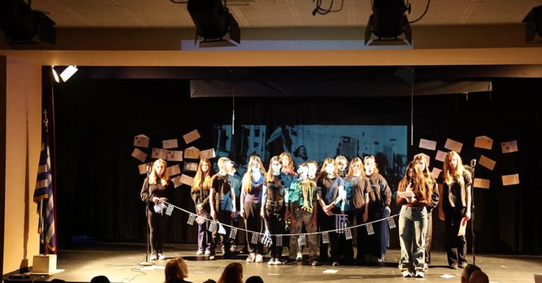 «Ο Πόλεμος ως Προσωπικό Βίωμα» – Γιορτή για την Εθνική Επέτειο της 28ης Οκτωβρίου από τη Β΄ Γυμνασίου