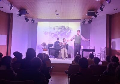 Μια μοναδική εμπειρία για τους μικρούς μας μαθητές: Η ζωή και η μουσική του Μίκη Θεοδωράκη ζωντανεύει στη σκηνή!