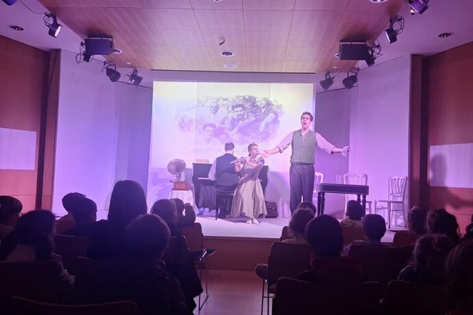 Μια μοναδική εμπειρία για τους μικρούς μας μαθητές: Η ζωή και η μουσική του Μίκη Θεοδωράκη ζωντανεύει στη σκηνή!