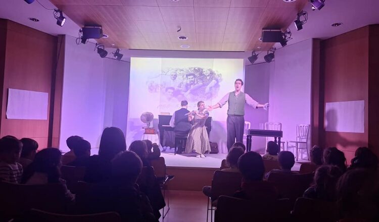 Μια μοναδική εμπειρία για τους μικρούς μας μαθητές: Η ζωή και η μουσική του Μίκη Θεοδωράκη ζωντανεύει στη σκηνή!