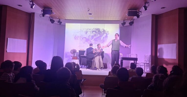 Μια μοναδική εμπειρία για τους μικρούς μας μαθητές: Η ζωή και η μουσική του Μίκη Θεοδωράκη ζωντανεύει στη σκηνή!