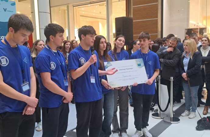 Διάκριση για την Εκπαιδευτική Αναγέννηση στον διαγωνισμό Εικονικής Επιχείρησης: Βραβείο Καλύτερου Περιπτέρου για την ομάδα Hydrocore