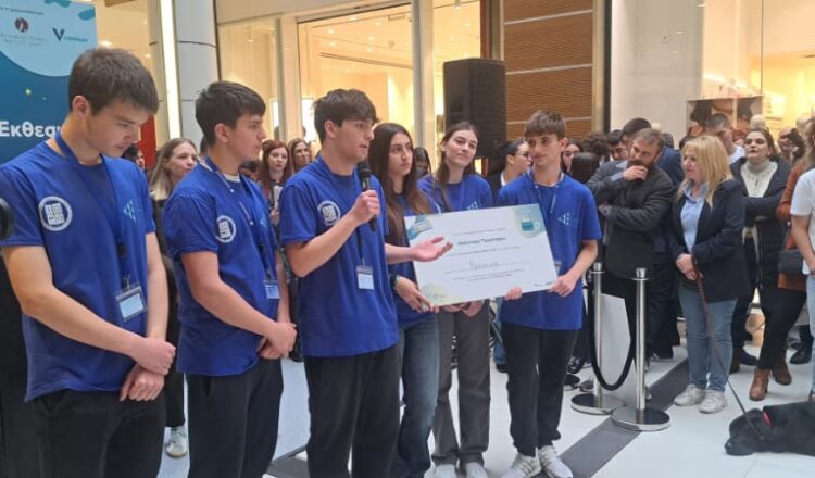 Διάκριση για την Εκπαιδευτική Αναγέννηση στον διαγωνισμό Εικονικής Επιχείρησης: Βραβείο Καλύτερου Περιπτέρου για την ομάδα Hydrocore