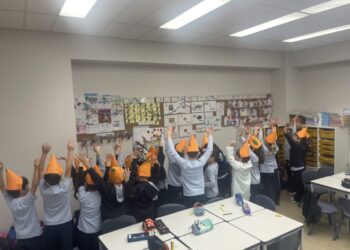 Χρώματα, Χαμόγελα και Μεταμφιέσεις: Η Α΄ Δημοτικού γιορτάζει την Αποκριά