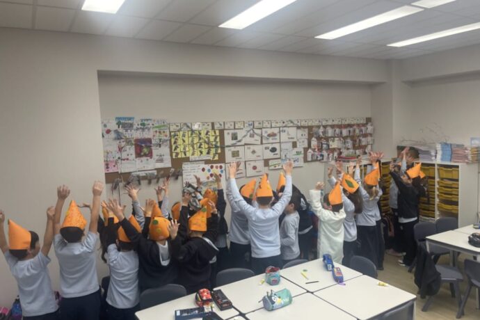 Χρώματα, Χαμόγελα και Μεταμφιέσεις: Η Α΄ Δημοτικού γιορτάζει την Αποκριά