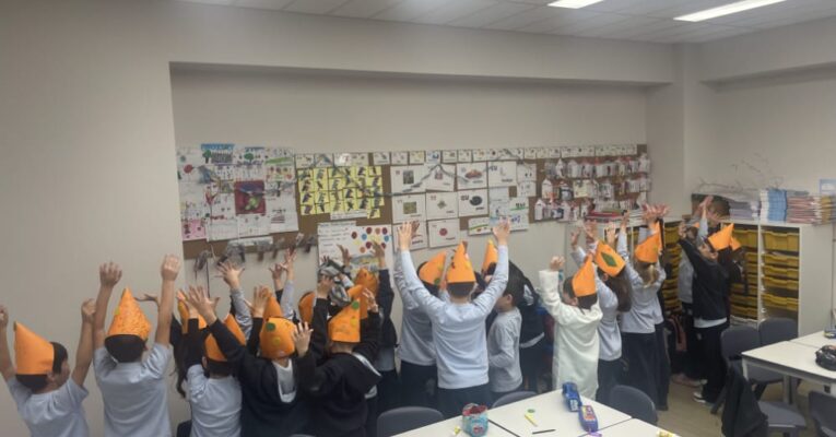 Χρώματα, Χαμόγελα και Μεταμφιέσεις: Η Α΄ Δημοτικού γιορτάζει την Αποκριά