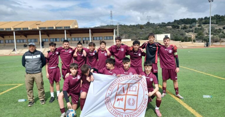 Ασημένιο μετάλλιο για την Ομάδα Ποδοσφαίρου Γυμνασίου της Εκπαιδευτικής Αναγέννησης στο Πρωτάθλημα ΑΣΙΣ