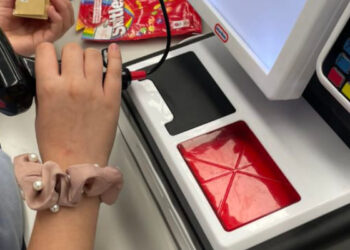 Οι μαθητές της Β΄ Δημοτικού μαθαίνουν τα ευρώ μέσα από… το δικό τους σούπερ μάρκετ