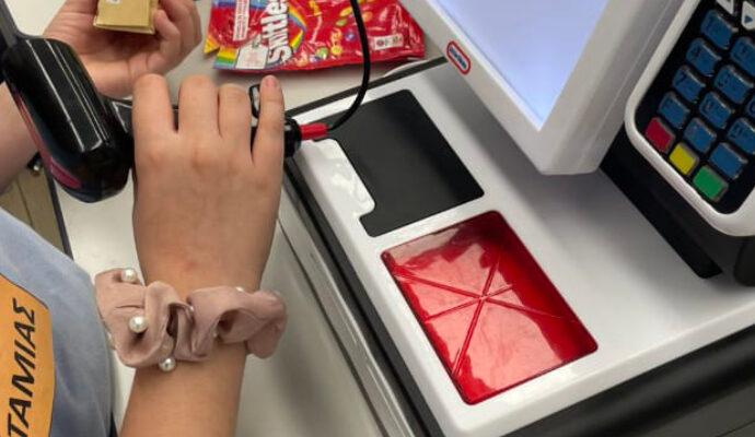 Οι μαθητές της Β΄ Δημοτικού μαθαίνουν τα ευρώ μέσα από… το δικό τους σούπερ μάρκετ