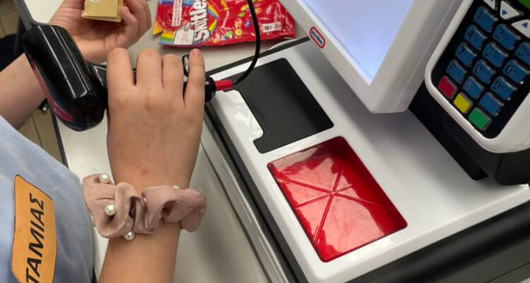 Οι μαθητές της Β΄ Δημοτικού μαθαίνουν τα ευρώ μέσα από… το δικό τους σούπερ μάρκετ