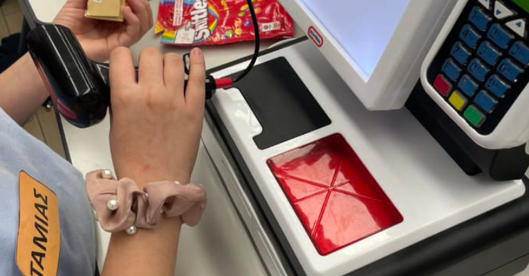 Οι μαθητές της Β΄ Δημοτικού μαθαίνουν τα ευρώ μέσα από… το δικό τους σούπερ μάρκετ