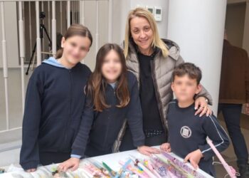 Λαμπάδες με μήνυμα προσφοράς από τον Όμιλο «Μικροί Επιχειρηματίες»