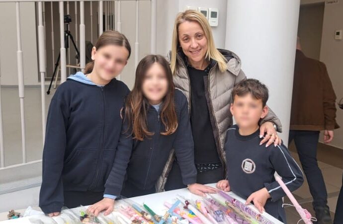 Λαμπάδες με μήνυμα προσφοράς από τον Όμιλο «Μικροί Επιχειρηματίες»