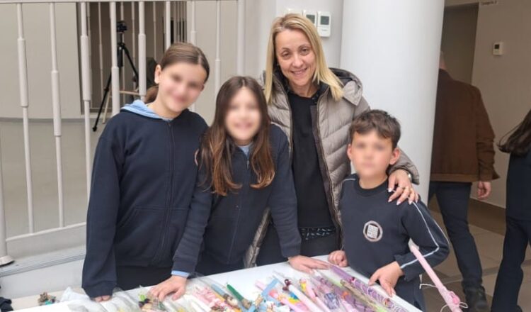 Λαμπάδες με μήνυμα προσφοράς από τον Όμιλο «Μικροί Επιχειρηματίες»