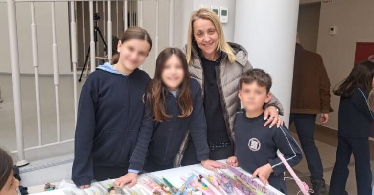 Λαμπάδες με μήνυμα προσφοράς από τον Όμιλο «Μικροί Επιχειρηματίες»