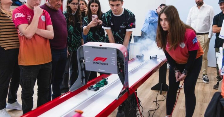 Στους Παγκόσμιους Τελικούς STEM Racing 2026 η ομάδα της Εκπαιδευτικής Αναγέννησης