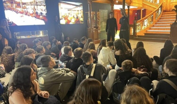 Ένα ταξίδι στην ιστορία του Τιτανικού: Οι μαθητές της Α΄ Λυκείου σε μια καθηλωτική διαδραστική εμπειρία